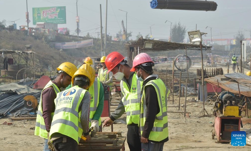 A Chinese engineer (2nd R) gives instructions as workers build an expressway which bypasses Dhaka, capital of Bangladesh, Jan. 4, 2022.Photo:Xinhua