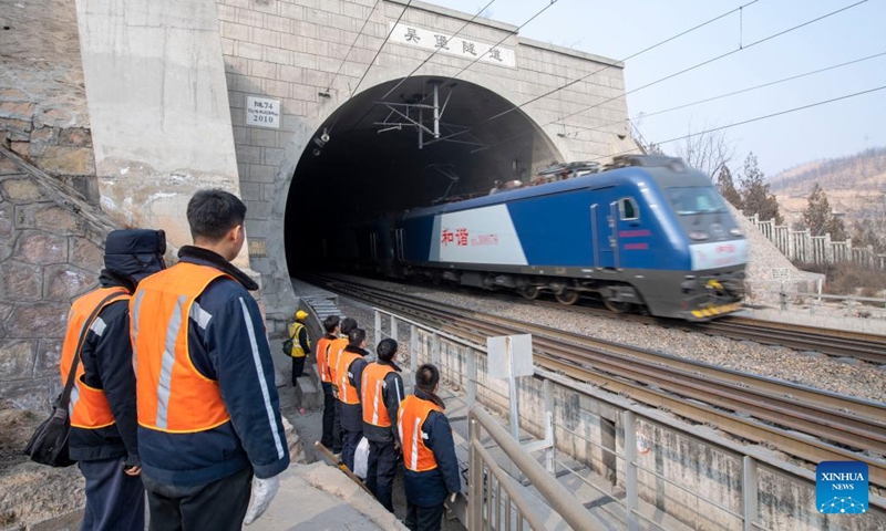Bridge and tunnel workers wait for a train to pass the Wubao Tunnel on the railway linking Taiyuan of north China's Shanxi Province and Zhongwei of northwest China's Ningxia Hui Autonomous Region, Jan. 20, 2022.Photo:Xinhua