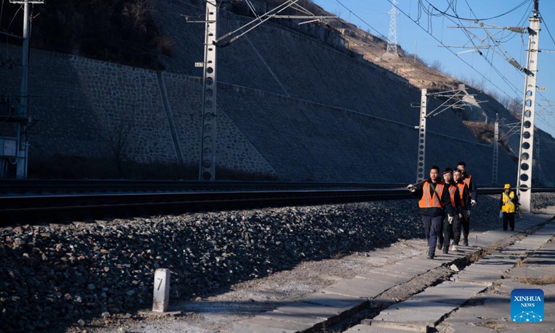 Bridge and tunnel workers are about to dredge the sewerage system of the Wubao Tunnel on the railway linking Taiyuan of north China's Shanxi Province and Zhongwei of northwest China's Ningxia Hui Autonomous Region, Jan. 19, 2022.Photo:Xinhua