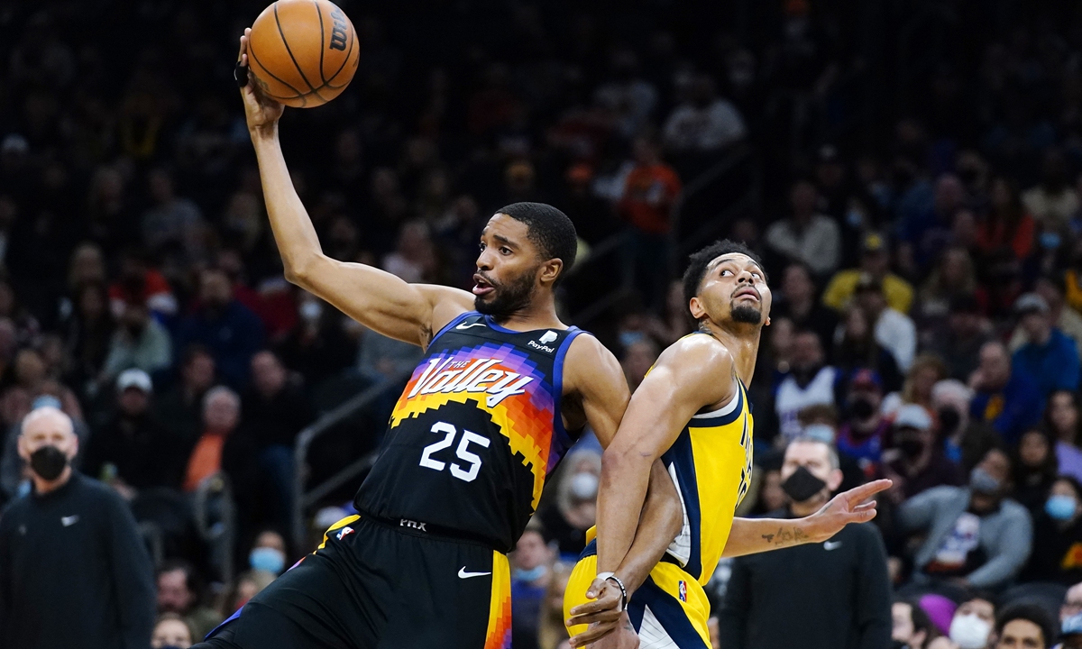 Phoenix Suns forward Mikal Bridges grabs a rebound in front of Indiana Pacers guard Jeremy Lamb on January 22, 2022, in Phoenix, Arizona. Photo: VCG