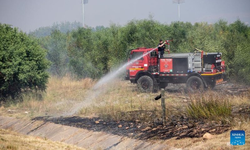 A firefighter tries to extinguish a fire in Paarl, Western Cape Province, South Africa, on Jan. 23, 2022.Photo:Xinhua