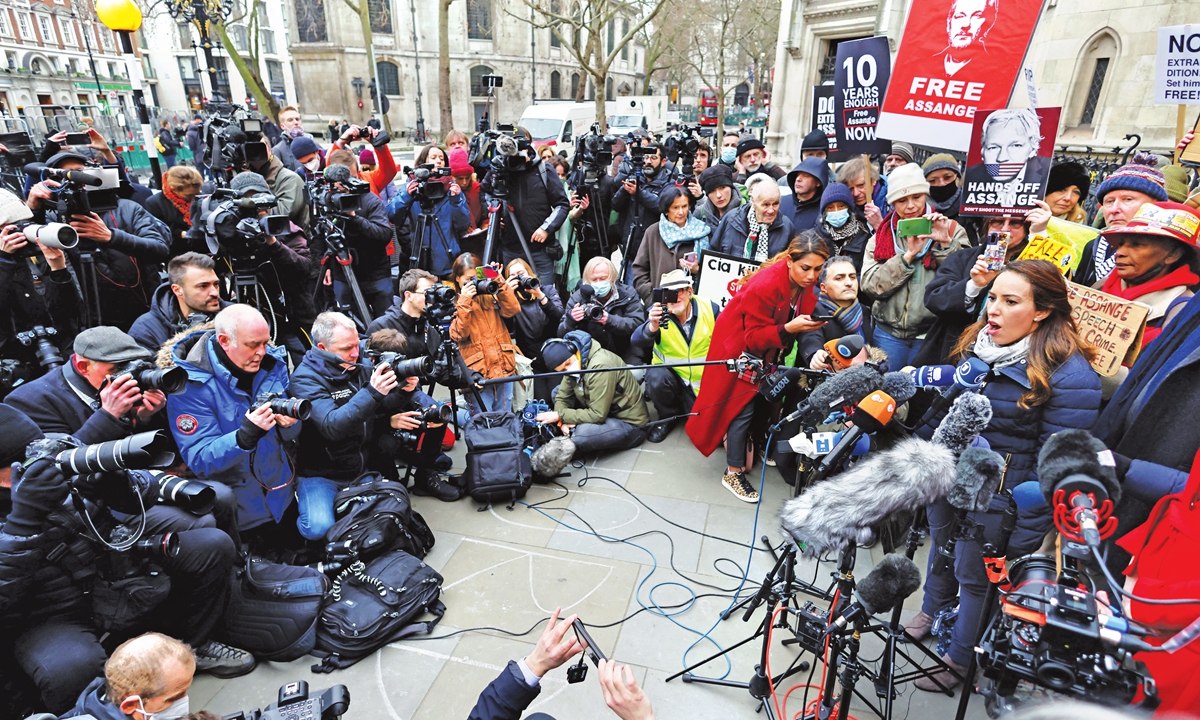 Stella Moris (right), partner of WikiLeaks founder Julian Assange, makes a statement outside the High Court in London on January 24, 2022. Assange was given permission to appeal to the UK Supreme Court against a decision to extradite him to the US. Photo: AFP