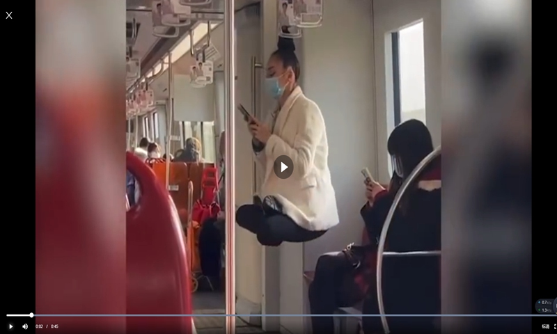 Girl dangled by her hair on handle bar in Shanghai metro turned out to be an Uzbekistan trapeze artist, apologized for her careless act. Photo: screenshot from Sina Weibo.  