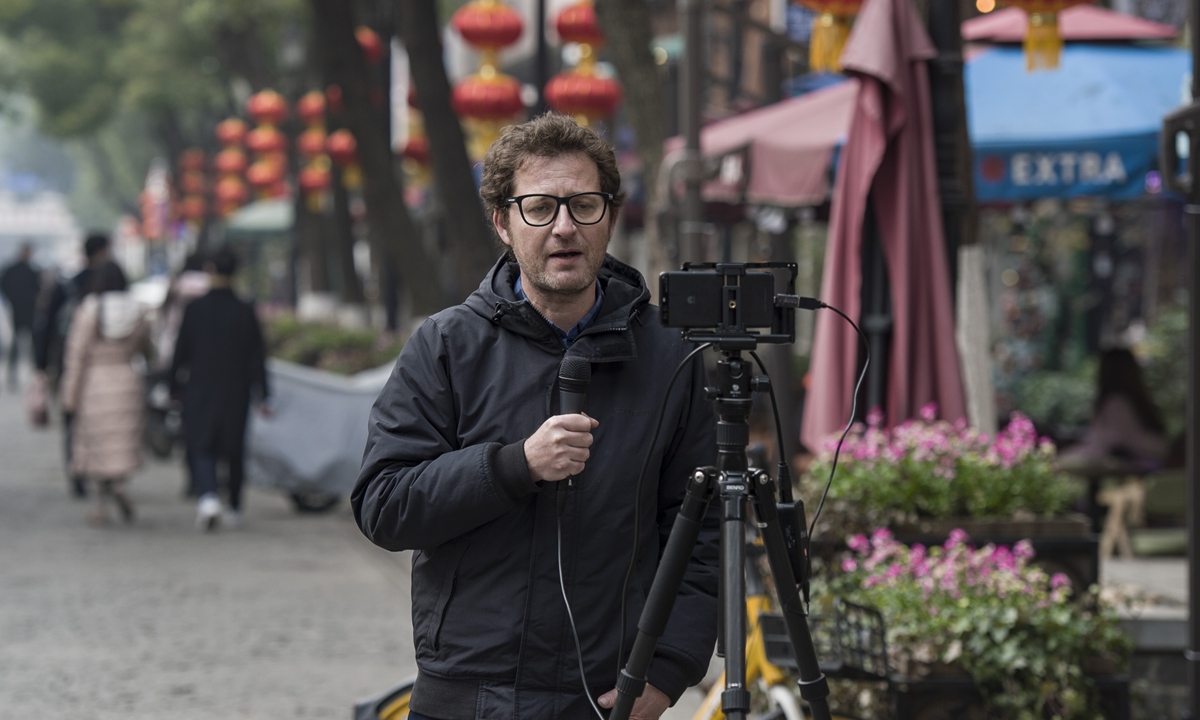 A foreigner livestreams the post-pandemic city of Wuhan. Photo: IC