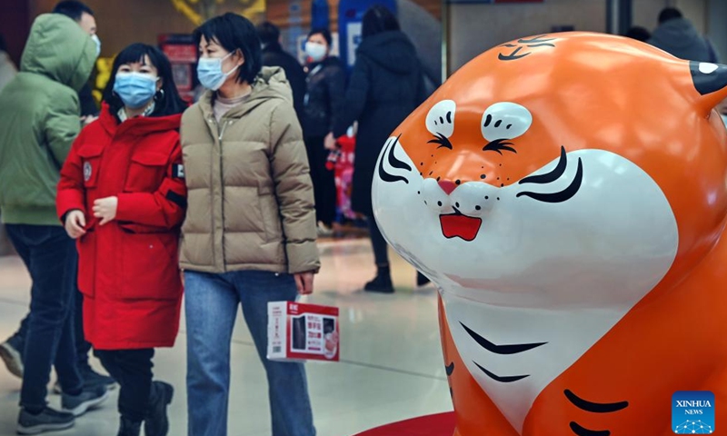 Citizens shop at a mall in Xi'an, northwest China's Shaanxi Province, Jan. 23, 2022.Photo:Xinhua