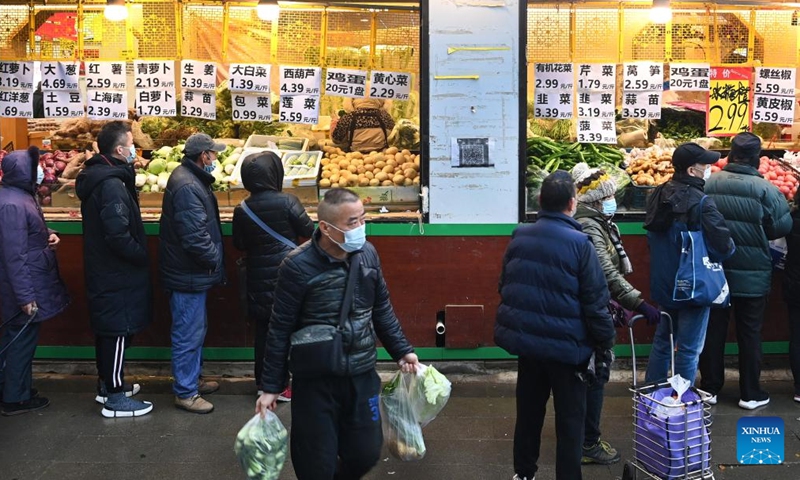 Citizens buy vegetables at a market in Beilin District of Xi'an, northwest China's Shaanxi Province, Jan. 23, 2022.Photo:Xinhua