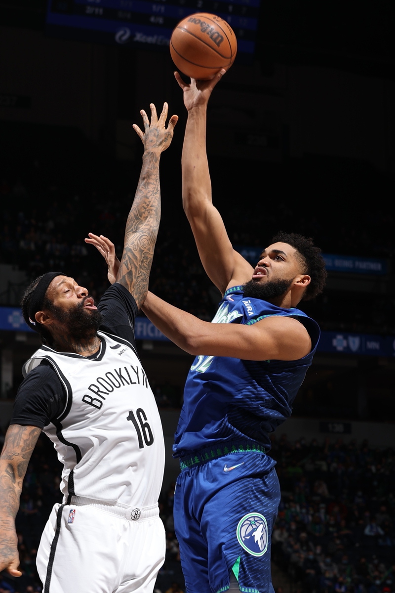 Karl-Anthony Towns (right) of the Minnesota Timberwolves shoots the ball against the Brooklyn Nets on January 23, 2022 in Minneapolis, Minnesota. Photo: VCG