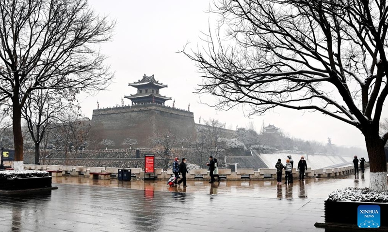 Citizens visit the ancient city wall in Xi'an, northwest China's Shaanxi Province, Jan. 23, 2022.Photo:Xinhua
