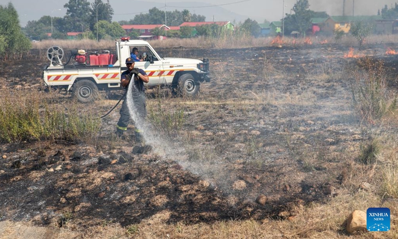 A firefighter tries to extinguish a fire in Paarl, Western Cape Province, South Africa, on Jan. 23, 2022.Photo:Xinhua
