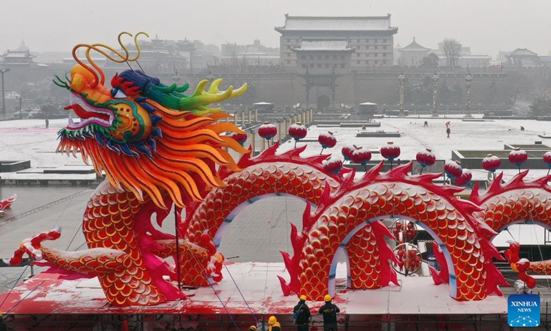 Aerial photo shows workers setting up a lantern installation in celebration of the Chinese Lunar New Year in Xi'an, northwest China's Shaanxi Province, Jan. 23, 2022.Photo:Xinhua