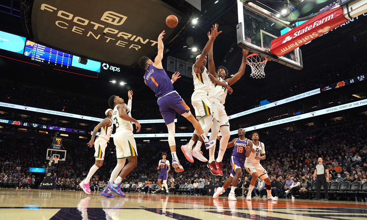 Phoenix Suns guard Devin Booker (No.1) shoots against the Utah Jazz on January 24, 2022 in Phoenix, Arizona. Photo: IC