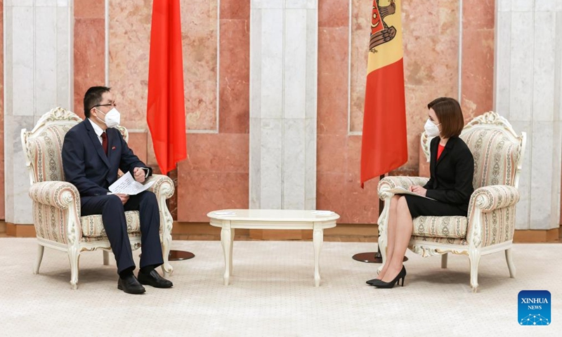 Moldovan President Maia Sandu (R) talks with Chinese Ambassador to Moldova Yan Wenbin in Chisinau, capital of Moldova, Jan. 26, 2022. The president on Wednesday received the Letters of Credence from the new Chinese Ambassador to Moldova. (Xinhua)