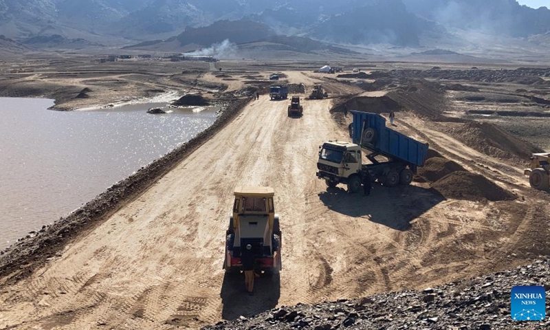 Photo taken on Jan. 24, 2022 shows a water diversion dam under construction in Kandahar city, Afghanistan. The construction work for a water diversion dam has been launched in Afghanistan's southern province of Kandahar, the local government said on Jan. 19.(Photo: Xinhua)