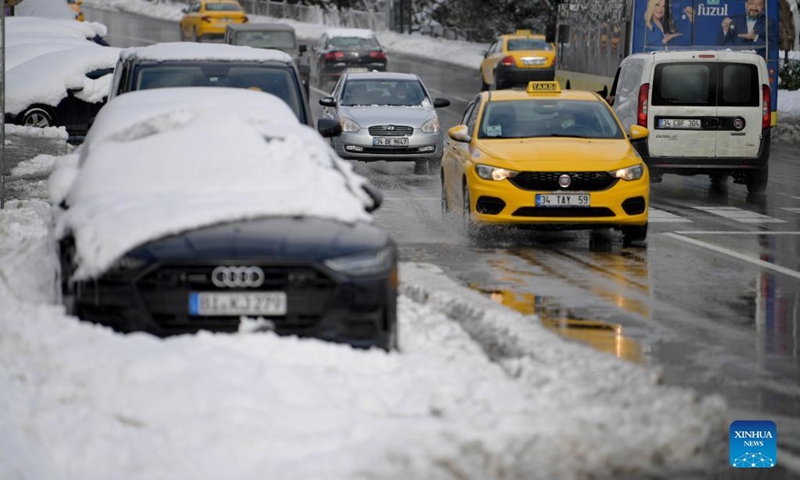 Vehicles run on a road in Istanbul, Turkey, on Jan. 25, 2022. Istanbul announced a ban on private vehicles from the roads on Tuesday due to a strong snowfall.(Photo: Xinhua)
