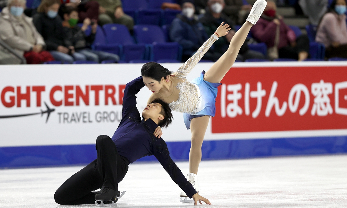 Sui Wenjing (right) and Han Cong of China skate in the pairs free skate on October 30, 2021 in Vancouver, Canada. Photo: VCG