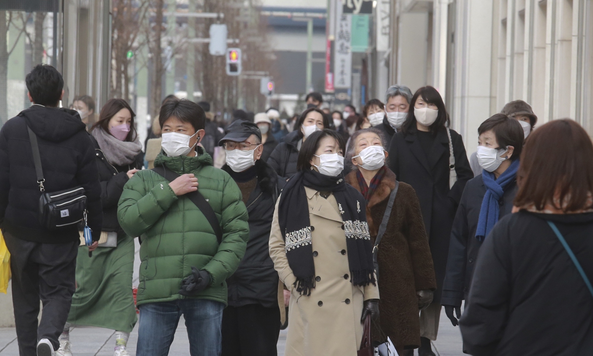 People wearing face masks to protect against COVID-19 walk on a street in Tokyo, January 26, 2022. According to data from the Japan health authority, 71,633 new COVID-19 cases were confirmed nationwide as of Wednesday, a new record. Photo: VCG  