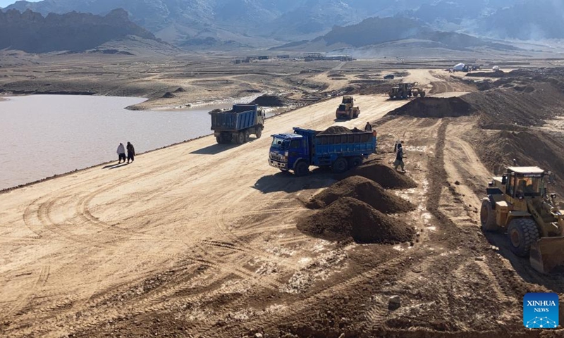 Photo taken on Jan. 24, 2022 shows a water diversion dam under construction in Kandahar city, Afghanistan. The construction work for a water diversion dam has been launched in Afghanistan's southern province of Kandahar, the local government said on Jan. 19.(Photo: Xinhua)