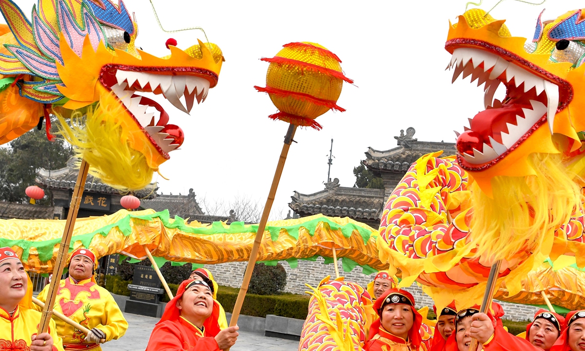Folk artists in Bozhou, East China's Anhui Province perform a traditional dragon dance on January 26, 2022 to welcome the arrival of the Chinese Lunar New Year. Photo: cnsphoto