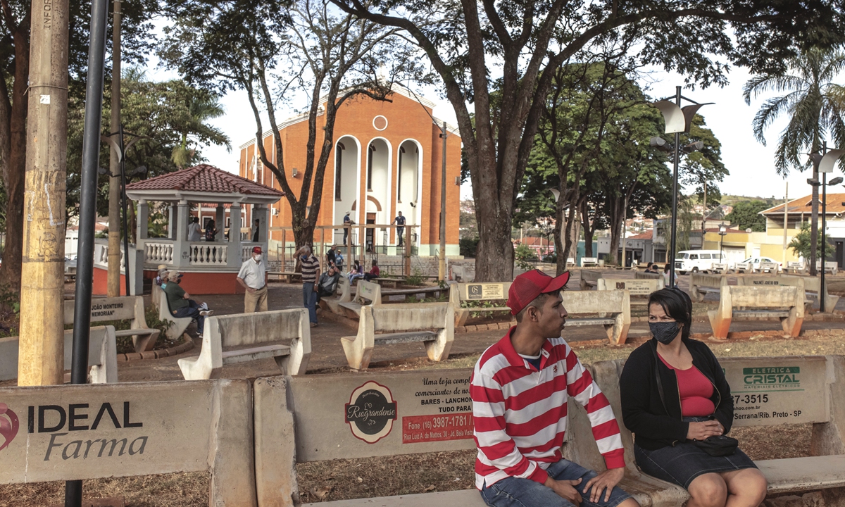 People sit in a park in Serrana, Brazil, on May 26, 2021.  Photo: VCG