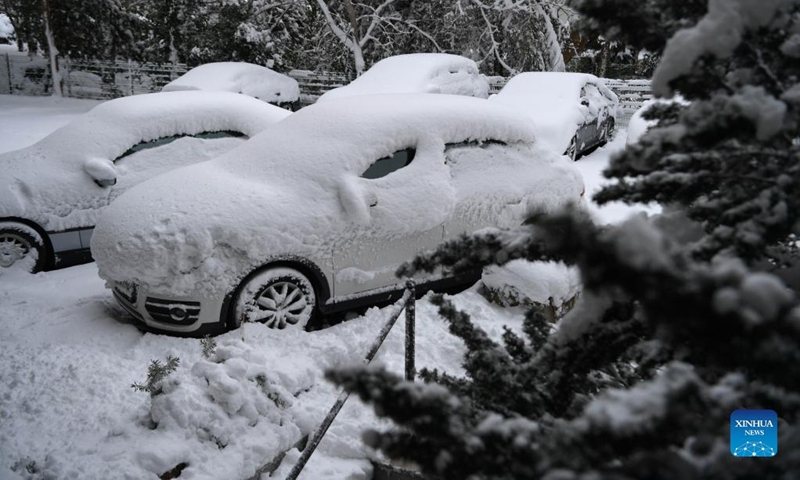 Snow-covered vehicles are seen in Istanbul, Turkey, on Jan. 25, 2022. Istanbul announced a ban on private vehicles from the roads on Tuesday due to a strong snowfall.(Photo: Xinhua)