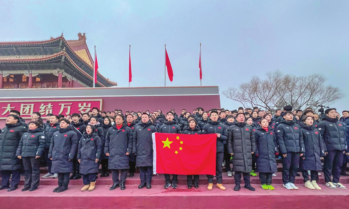 Kinijos delegacijos 2022 m. Pekino žiemos olimpinėse žaidynėse nariai renkasi Pekino Tiananmenio aikštėje stebėti vėliavos pakėlimo ceremonijos 2022 m. sausio 25 d. ryte. Nuotrauka: cnsphoto