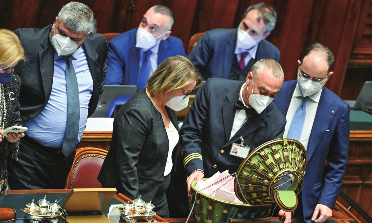 Ushers open a ballot box during the third round of voting for Italy's new president on January 26, 2022 in Rome's parliament. More than half of the almost 1,000 MPs, senators and regional representatives who voted left their papers blank for a second day on January 25, 2022, reflecting the lack of agreement on a candidate among the main parties. Photo: AFP