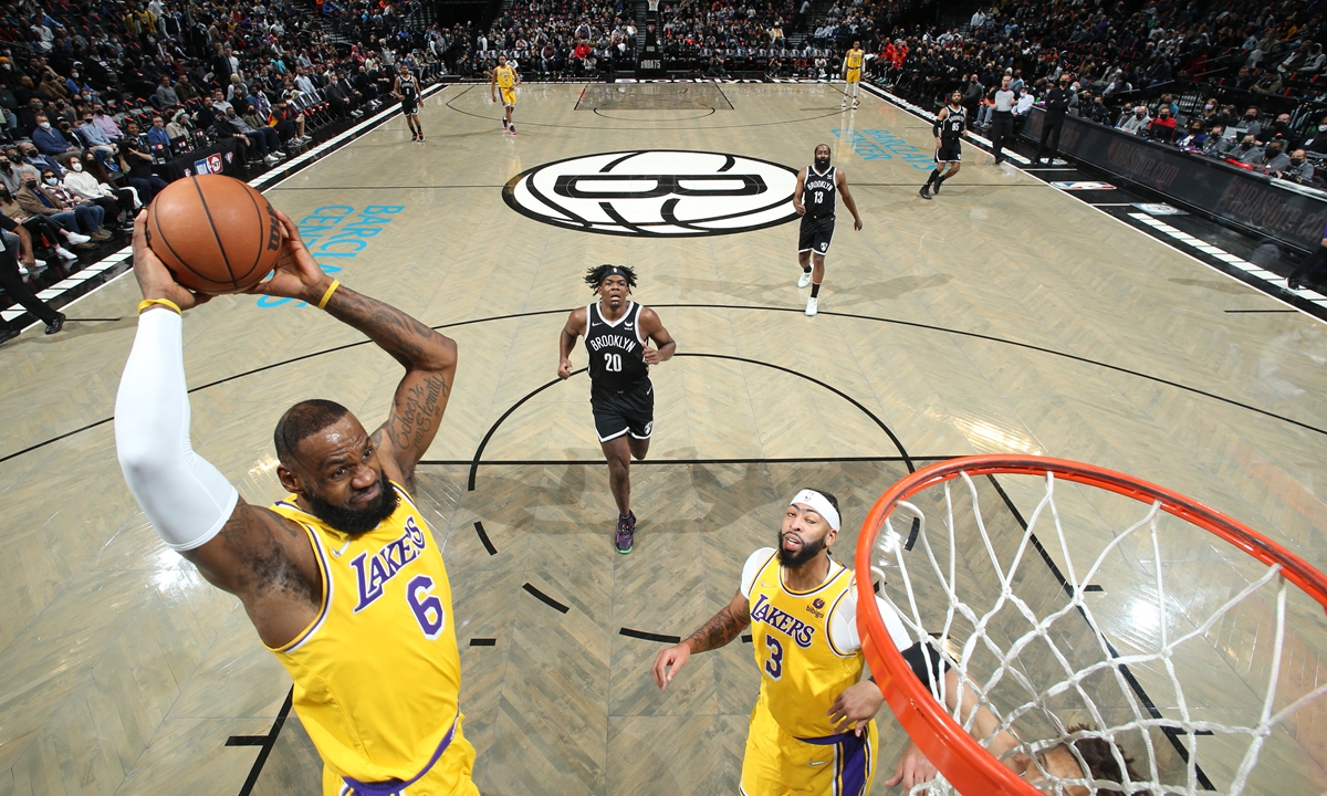 LeBron James of the Los Angeles Lakers dunks the ball during the game against the Brooklyn Nets on January 25, 2022 in Brooklyn, New York City. Photo: VCG