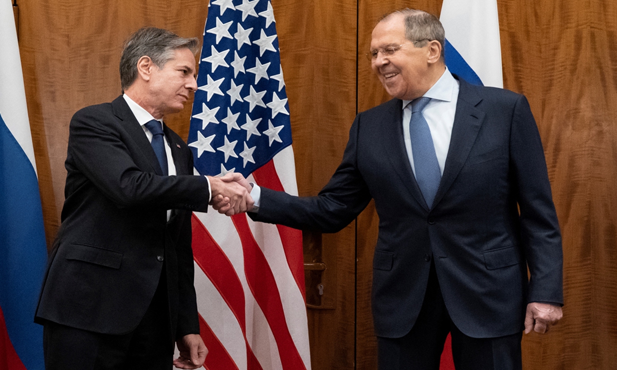 US Secretary of State Antony Blinken (L) and Russian Foreign Minister Sergey Lavrov shake hands before their meeting on January 21, 2022, in Geneva, Switzerland. Photo: AFP