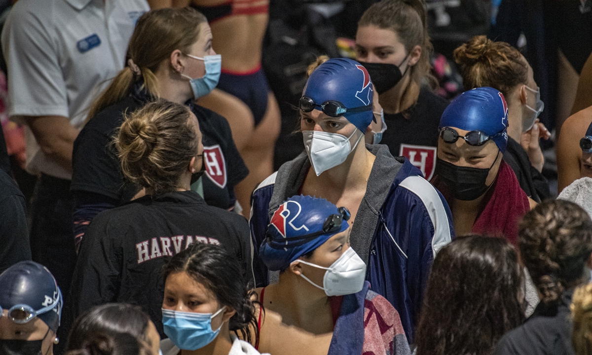 Lia Thomas gathers with her teammates in Cambridge, Massachusetts, on January 22, 2022. Photo: AFP 