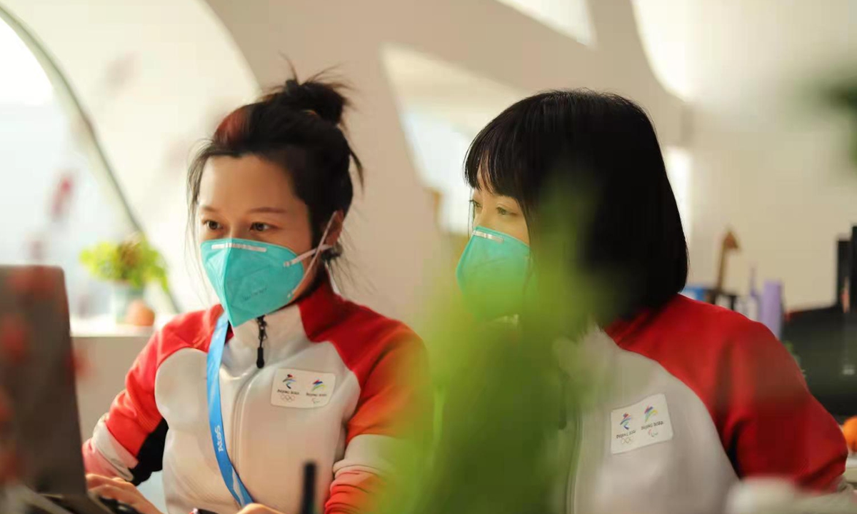 Li Xiuyuan (right) works with her colleague at the Main Media Center for the Beijing 2022 Winter Olympics. Photo: courtesy of Li   