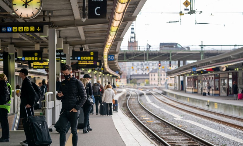 A man wearing a face mask waits for a train in the central train station during the COVID-19 pandemic in Stockholm, capital of Sweden, on Nov. 3, 2020.(Photo: Xinhua)