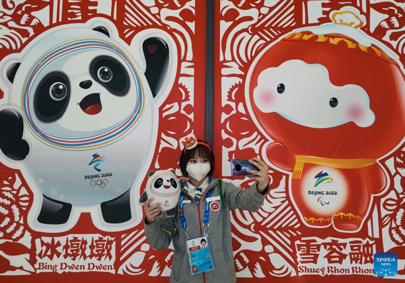 A volunteer poses for selfies at the Olympic Village for the Beijing 2022 Winter Olympics in Yanqing District of Beijing, capital of China, Jan. 31, 2022. Delegation members and volunteers celebrated the Chinese Lunar New Year, or the Year of Tiger at the Olympic Village on Monday. (Photo by An Yaoyang/Xinhua)
