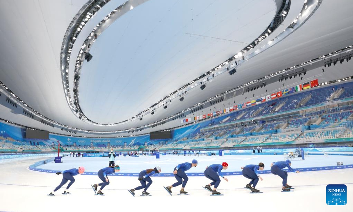Athletes take part in a training session at the National Speed Skating Oval in Beijing, capital of China, Jan. 28, 2022. (Xinhua/Ding Xu)