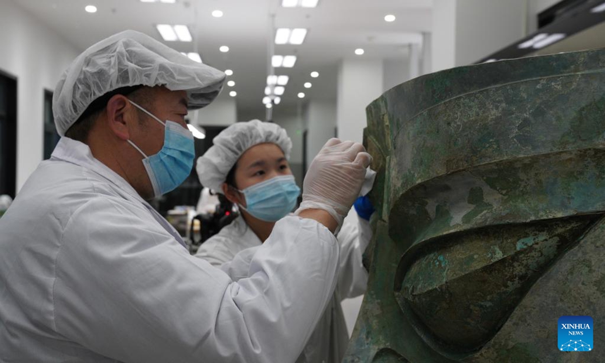 File photo shows staff members repairing the bronze mask discoverd at the Sanxingdui Ruins site in southwest China's Sichuan Province. The largest bronze mask unearthed from the legendary Sanxingdui Ruins site in Sichuan met the public at Monday's Spring Festival TV Gala.(Sichuan Provincial Cultural Relics and Archaeology Research Institute & Sanxingdui Museum/Handout via Xinhua)