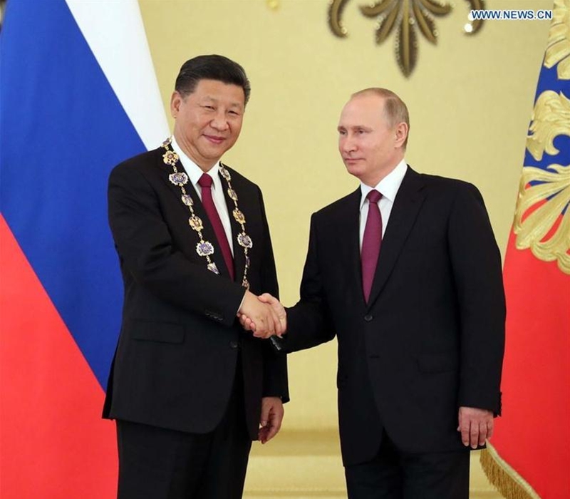 Chinese President Xi Jinping (L) is awarded by his Russian counterpart Vladimir Putin the Order of St. Andrew the Apostle the First-Called, the highest order of Russia, after their talks in Moscow, July 4, 2017. Photo: Xinhua