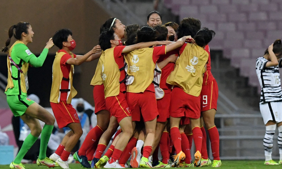 Players of the Chinese women's national soccer team huddle together and celebrate their victory against their South Korean opponents during the AFC Women's Asia Cup India 2022 final match in Navi Mumbai on February 6, 2022, to become Asian champions. Photo: VCG