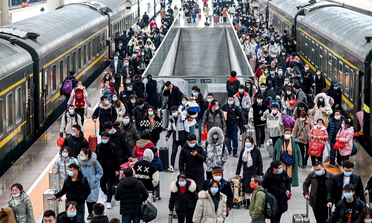 Passengers at the Nanchang railway station in East China's Jiangxi Province on February 6, 2022. The city is about to transport 110,000 travelers as China is witnessing a peak in return trips from the Spring Festival holidays. Photo: cnsphoto