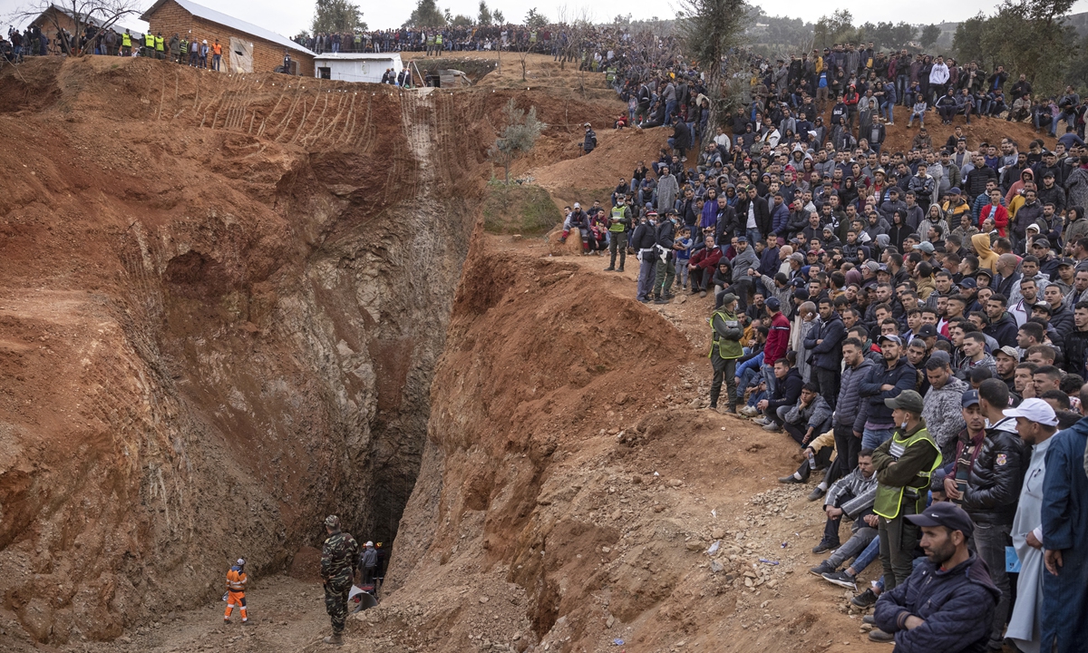 Bystanders watch as Moroccan emergency teams work to rescue 5-year-old boy Rayan Oram from a well shaft he fell into on February 1, 2022 in the remote village of Ighrane in the rural northern province of Chefchaouen, Morocco on February 5, 2022. Photo: AFP
