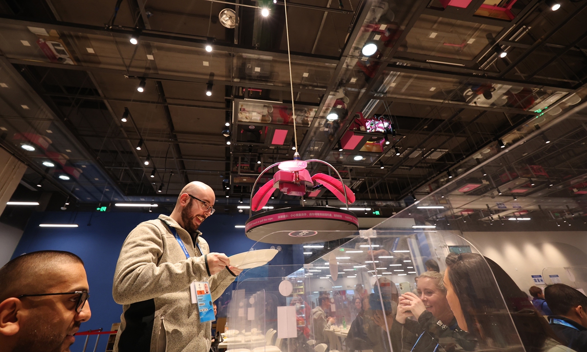 Un robot de cantine sert de la nourriture au village olympique le 29 janvier 2022 Photo : VCG