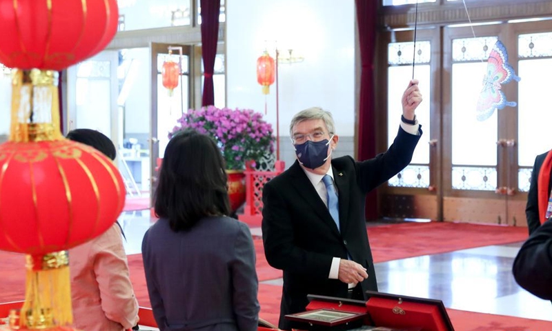 International Olympic Committee President Thomas Bach experiences kite flying during China's Intangible Cultural Heritage Demonstration before attending a welcome banquet at the Great Hall of the People in Beijing, capital of China, on February 5, 2022.Photo: Xinhua