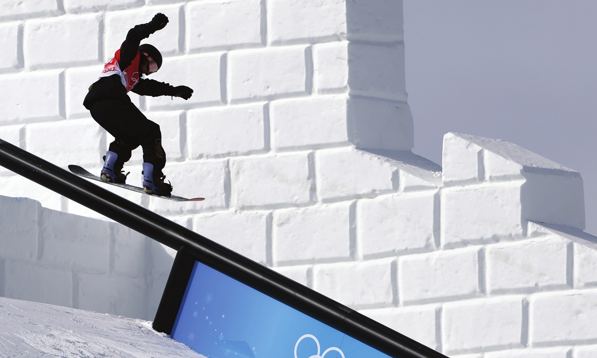 17-year-old Su Yiming skates during the Men's Snowboard Slopestyle competition at the Beijing 2022 Winter Olympic Games on February 7, 2022. Photo: VCG 