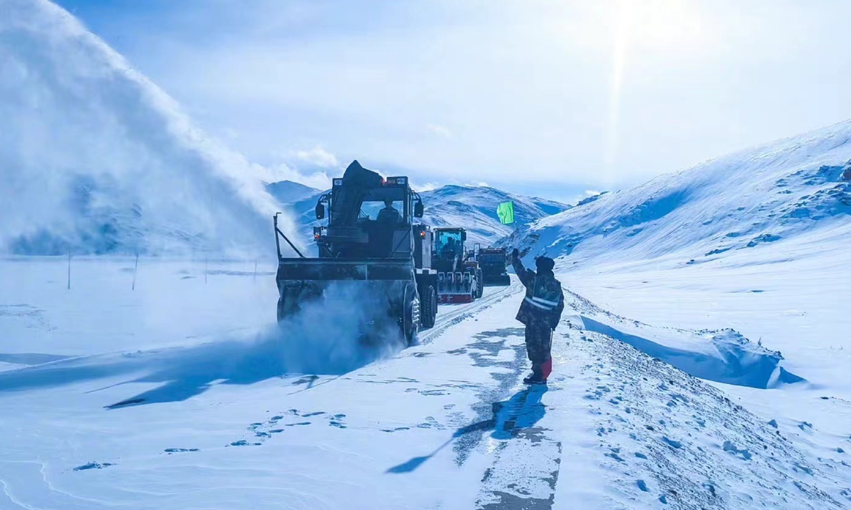 Armed police force clears snow-blanketed major artery in Ngari prefecture, southeast Xizang Autunomous Region. Photo: