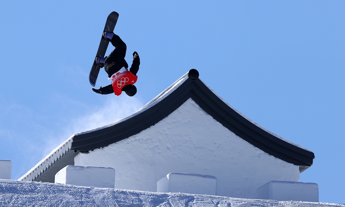 Chinese snowboarder Su Yiming competes in the qualification round of the men's slopestyle at the Beijing Winter Olympics on February 6. Photo: VCG