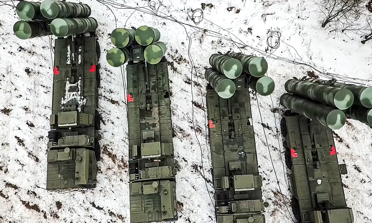 Combat crews of the S-400 air defense system taking up combat duty during joint exercises by Russia and Belarus on February 9, 2022 which center around suppressing and repelling external aggression amid Western claims that Moscow is plotting a major escalation of the conflict in Ukraine. Photo: AFP