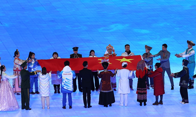 People pass Chinese national flag at the opening ceremony of the Beijing 2022 Winter Olympics Photo: Sina.com