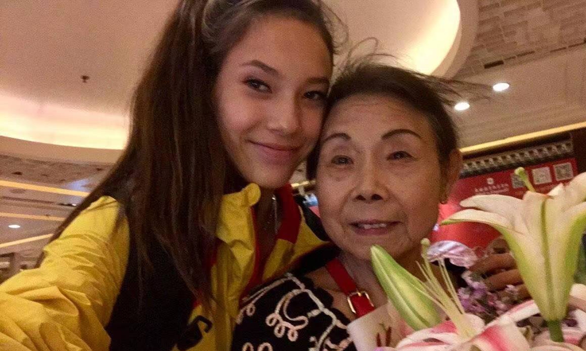 Gu Ailing and her grandmother(right).Screenshot from Gu Ailing's Weibo post