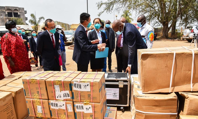 Mayor of Mbalmayo Dieudonne Zang Mba Obele (R, Front) receives a batch of medical equipment donated by China during a farewell ceremony for the 21st batch of the Chinese medical team in Mbalmayo, Cameroon, on Feb. 8, 2022.Photo:Xinhua