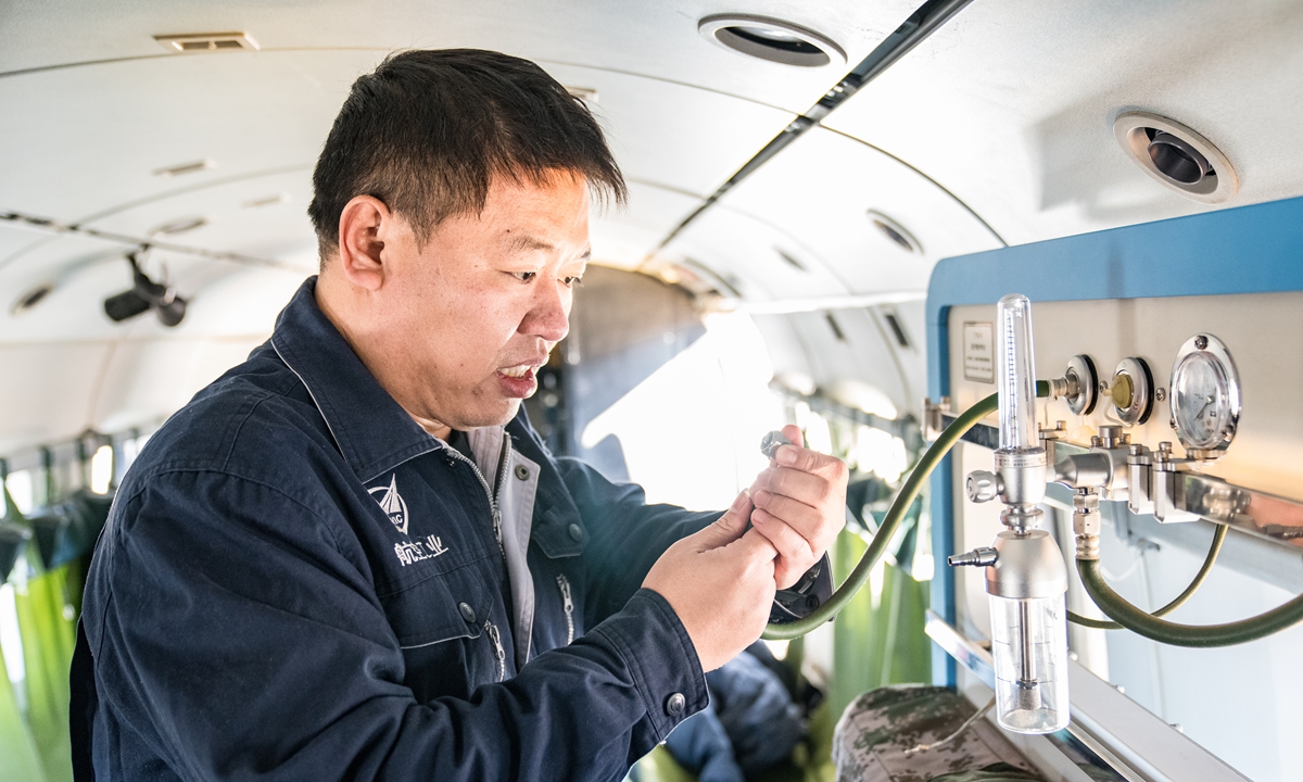 Inset: A worker inspects medical equipment in the cabin of the helicopter in Zhangjiakou, North China's Hebei Province on January 15, 2022. Photo: VCG