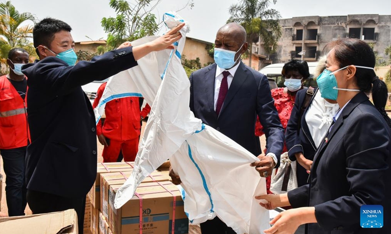Mayor of Mbalmayo Dieudonne Zang Mba Obele (C) receives a batch of medical equipment donated by China during a farewell ceremony for the 21st batch of the Chinese medical team in Mbalmayo, Cameroon, on Feb. 8, 2022.Photo:Xinhua