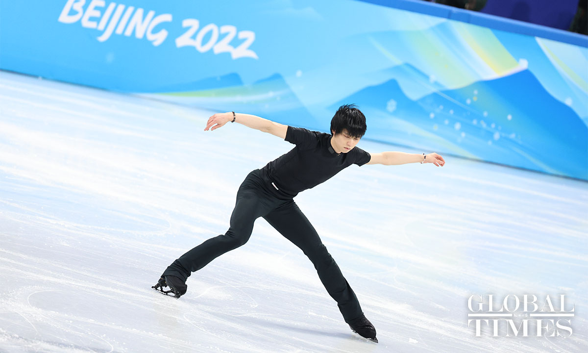 Yuzuru Hanyu does warm-up before men's single skating free skating at the Beijing 2022 Olympic Games on Thursday morning. (Photo: Li Hao/GT)
